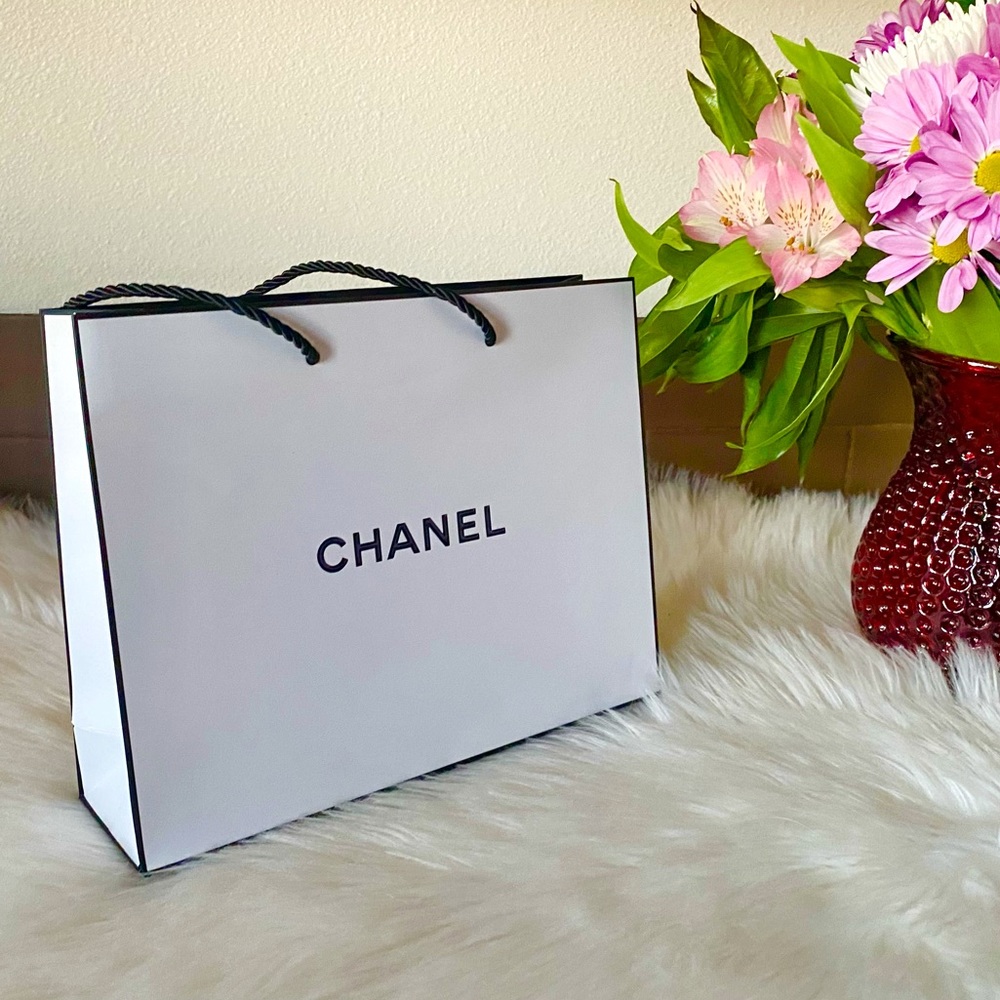 CHANEL shopping bag white and black
